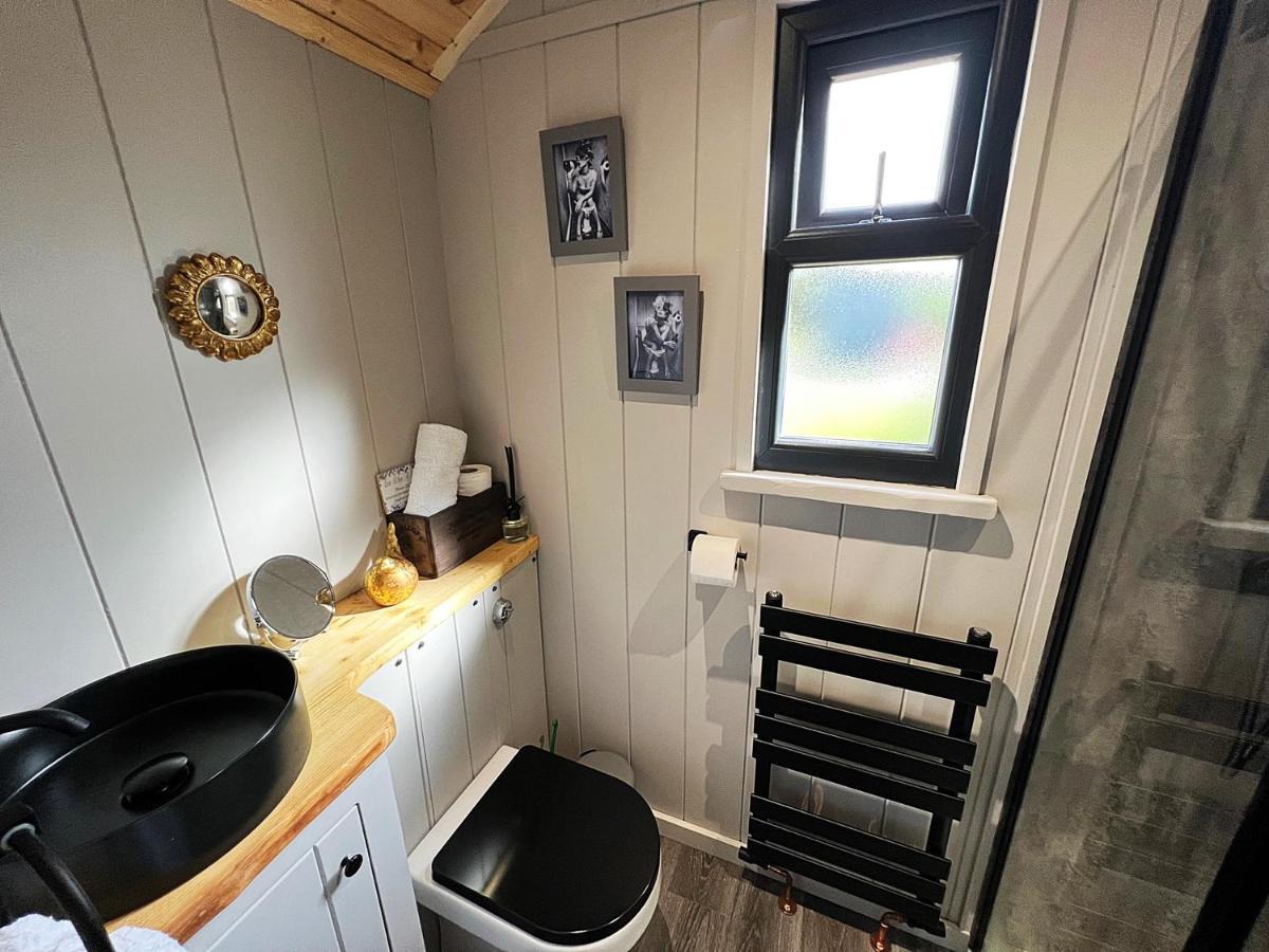 Luxury Shepherd Hut In The Peak District Bakewell Exterior photo