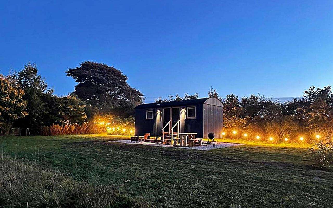 Luxury Shepherd Hut In The Peak District Bakewell Exterior photo